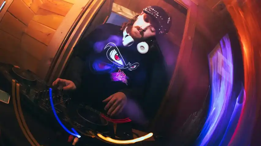 Contestant Image - La Civit